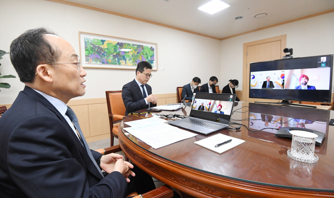 추경호 부총리 겸 기획재정부 장관이 21일 서울 종로구 정부서울청사에서 아제이 방가(Ajay Banga) 세계은행(WB) 총재 후보자와 화상면담을 하고 있다.[기획재정부 제공]