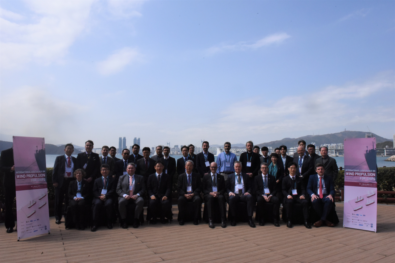 ‘2023 선박 풍력추진기술 국제 컨퍼런스(International Conference on Wind Propulsion for Ships)’에 참석한 주요 인사들이 기념사진을 촬영하고 있다.(사진 첫째줄 좌측에서 3번째 RISE 크리스티안 핀스가드(Christian Finnsg&aring;rd) 해양연구소 부사장, 4번째 KEIT 전윤종 원장, 5번쨰 KR 이형철 회장, 6번째 스웨덴대사관 다니엘 울벤(Daniel Wolv&eacute;n) 대사) [한국선급 제공]