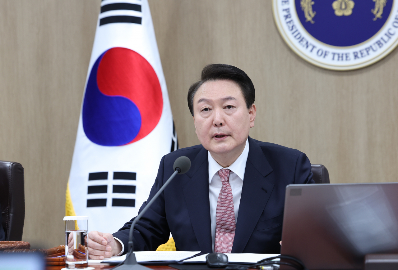 윤석열 대통령이 21일 서울 용산 대통령실 청사에서 열린 국무회의에서 한일관계 정상화 등에 대해 발언하고 있다. [연합]
