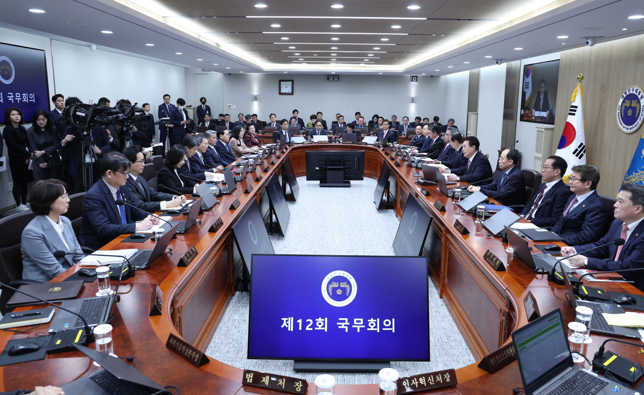 윤석열 대통령이 21일 서울 용산 대통령실 청사에서 열린 국무회의에서 한일관계 정상화 등에 대해 발언하고 있다. [연합]
