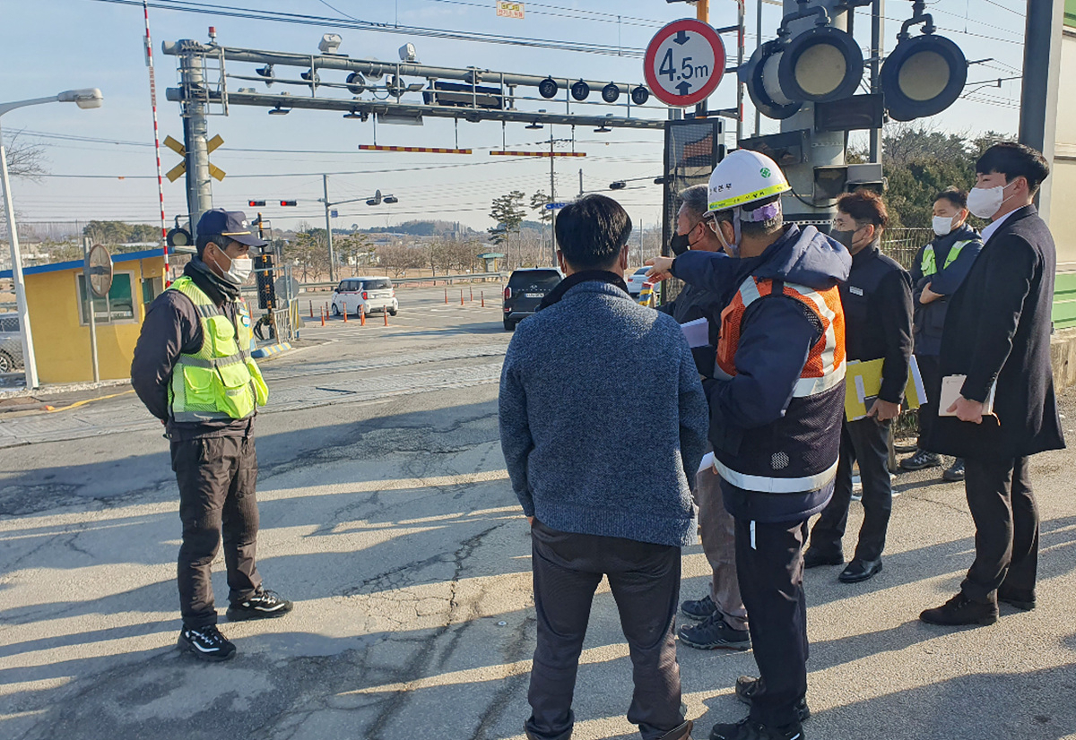 전북 익산시 황등면 ‘도촌건널목’에서 한국철도공사(코레일)과 지방자치단체, 국가철도공단 관계자가 합동으로 건널목 안전점검을 실시하고 있다. [코레일 제공]