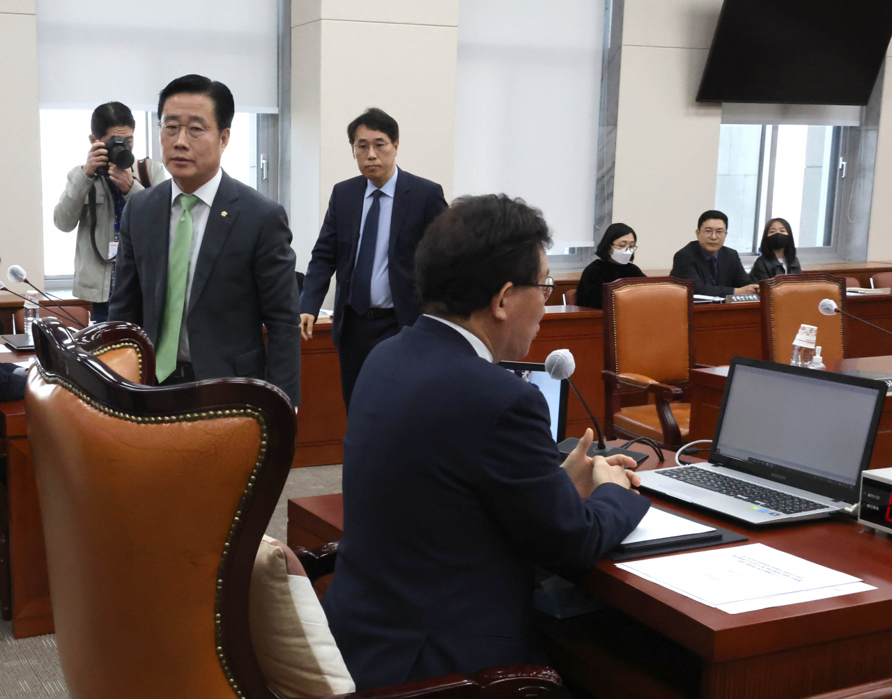 21일 국회에서 열린 교육위원회 전체회의에서 국민의힘 간사인 이태규 의원이 정순신 변호사 자녀 학교폭력 관련 청문회 실시계획 채택건을 의결하기 전 회의장을 나가고 있다. 이날 국민의힘 의원들은 청문회건, 표결에 참여하지 않았다. [연합]