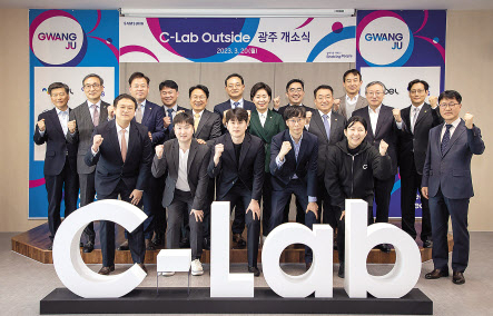 삼성전자가 20일 광주시 서구 삼성화재 상무사옥에서 ‘C랩 아웃사이드 광주 캠퍼스’를 개소했다. 이날 개소식에 스타트업 대표들을 비롯해 송갑석(사진 뒷줄 왼쪽에서 세 번째) 더불어민주당 의원, 강기정(다섯번째) 광주시장, 김완표(여섯번째) 삼성글로벌리서치 사장, 양향자(일곱번째) 무소속 의원 등이 참석했다. [삼성전자 제공]