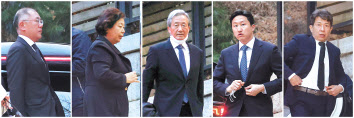 20일 오후 고 정주영 현대그룹 명예회장의 21주기 제사가 서울 종로구 청운동 정 명예회장의 옛 자택에서 열렸다. 이날 제사에 참석하는 현대가 인물들이 건물로 각각 들어서고 있다. 정의선(왼쪽부터) 현대자동차그룹 회장, 현정은 현대그룹회장, 정몽준 아산재단 이사장, 정기선 HD현대 사장,정몽용 현대성우홀딩스 회장. [연합]