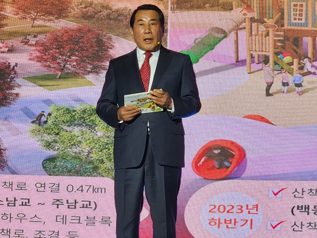 나동연 양산시장이 21일 오전 웅상문화체육센터 실내체육관에서 신춘기자회견을 열고 회야강과 연계한 '웅상지역 종합정비 계획'을 발표하고 있다. [사진=임순택 기자]