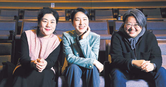 이보다 ‘완벽한 만남’은 없다. 국립창극단과 웹툰 ‘정년이’가 만났다. 여성국극단을 배경으로 여성 소리꾼들의 연대와 성장을 그린 이 작품의 주인공으로 남인우 연출가(오른쪽)는 국립창극단의 간판 스타인 이소연(가운데)과 조유아를 나란히 캐스팅했다. 임세준 기자