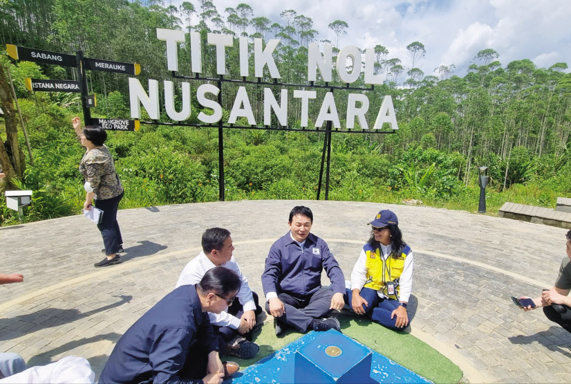 신수도 개발 원점에서 원희룡 국토교통부 장관(왼쪽에서 세번째), 디아나 꾸수마스뚜띠 공공사업주택부 주거개발총국장(왼쪽에서 네번째) 등이 대화하는 모습. 고은결 기자