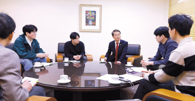 이정식 고용노동부 장관이 15일 근로시간 제도 개편에 대한 의견을 수렴하기 위해 서울고용노동청에서 ‘새로고침 노동자협의회’ 소속 노조를 만나 긴급 면담을 하고 있다. [연합]