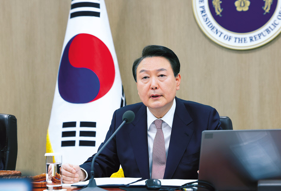 윤석열 대통령이 21일 서울 용산 대통령실 청사에서 열린 국무회의에서 한일관계 정상화 등에 대해 발언하고 있다. 윤 대통령은 이 자리에서 “한일관계는 함께 노력해 함께 더 많이 얻는 윈-윈 관계가 될 수 있으며, 또 반드시 그렇게 되어야 한다”고 강조했다. [연합]