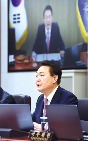 윤석열 대통령이 21일 서울 용산 대통령실 청사에서 국무회의를 주재하고 있다. [연합]