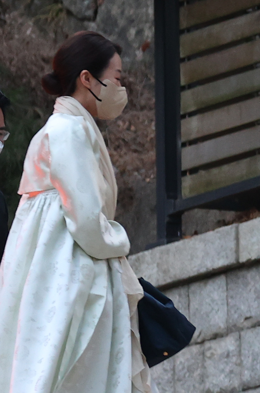 정대선 HN 사장 부인인 노현정 전 아나운서가 20일 오후 정주영 현대그룹 명예회장 22주기 제사가 치러지는 서울 종로구 청운동 자택으로 들어가고 있다. [연합]