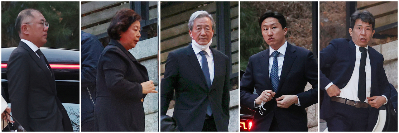 20일 오후 고 정주영 현대그룹 명예회장의 21주기 제사가 서울 종로구 청운동 정 명예회장의 옛 자택에서 열렸다. 이날 제사에 참석하는 현대가 인물들이 건물로 각각 들어서고 있다. 왼쪽부터 정의선 현대자동차그룹 회장, 현정은 현대그룹회장, 정몽준 아산재단 이사장, 정기선 HD현대 사장,정몽용 현대성우홀딩스 회장. [연합]