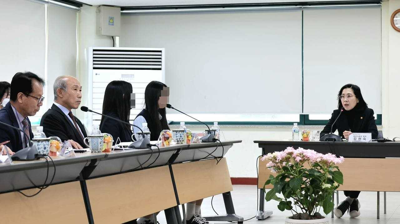 김현숙 여성가족부 장관(오른쪽)이 지난 20일 경남 창원에서 간담회를 열고, 청소년 안전망 강화를 위한 각계의 의견을 청취했다.[여성가족부 제공]