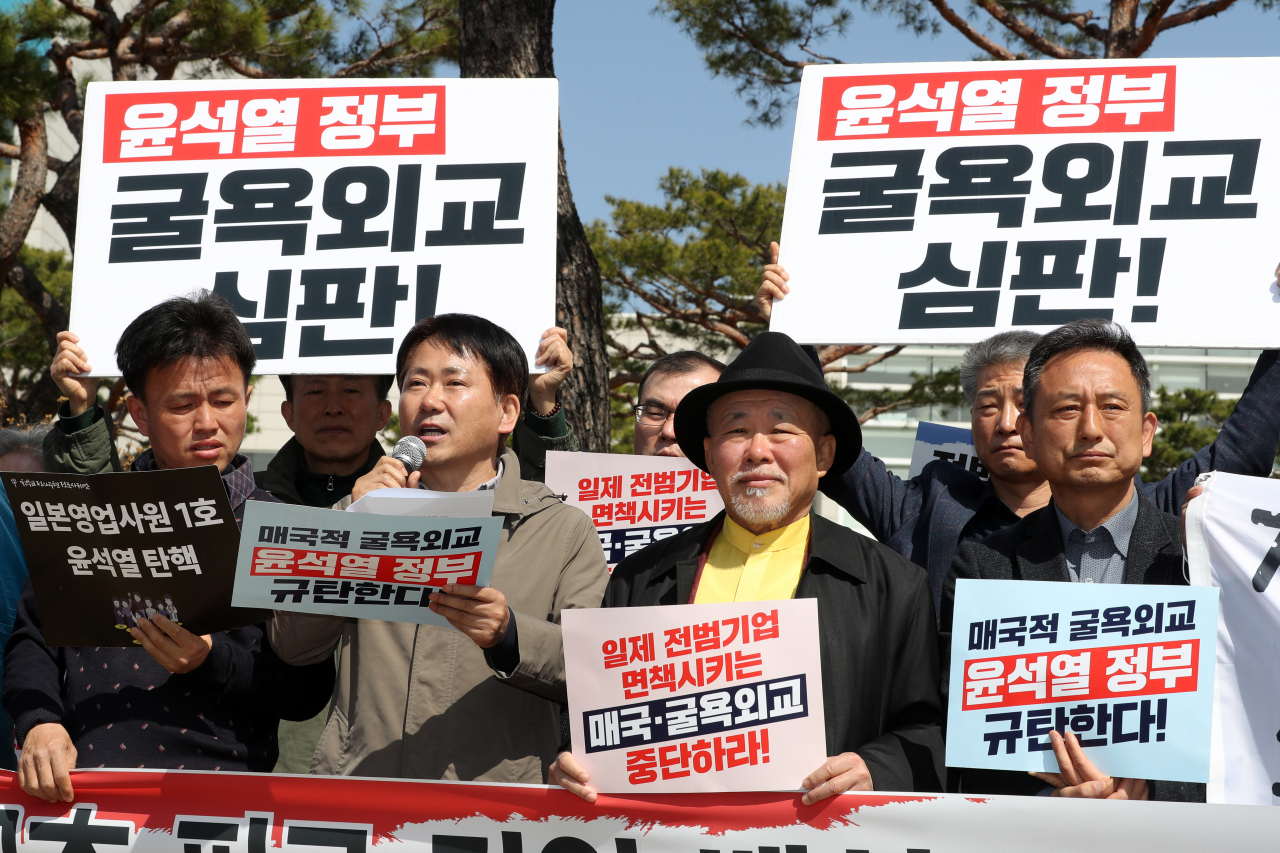 21일 오전 광주시청 평화의 소녀상 앞에서 일제 강제동원 피해자를 지원하는 시민사회단체 활동가들이 '한일 정상회담 규탄' 기자회견을 열고 있다. 연합뉴스