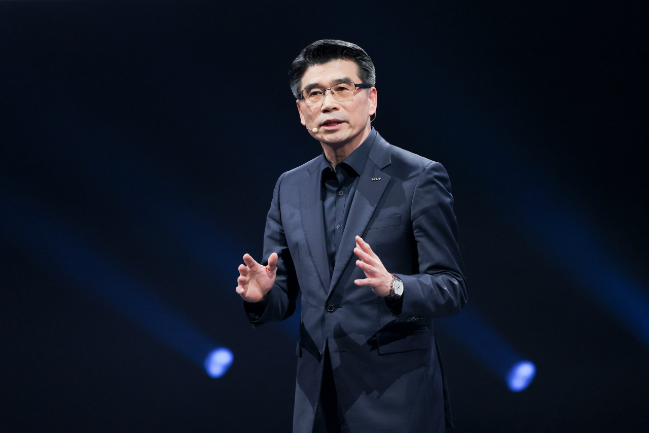 기아가 지난 20일 중국 상해 E-스포츠 문화센터에서 열린 ‘기아 EV 데이(KIA EV Day)’에서 준중형 전동화 SUV ‘콘셉트 EV5’를 처음으로 공개하며 중국 전동화 시장 본격 진출을 선언했다.‘기아 EV 데이(KIA EV Day)’에서 발표하고 있는 송호성 기아 사장. [기아 제공]