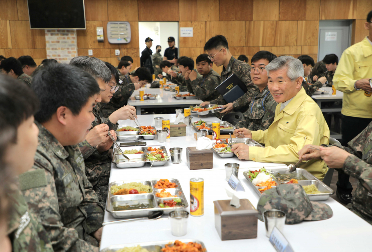 이기식 병무청장은 21일 해군 제2함대 동원훈련장을 방문해 훈련중인 동원예비군과 부대 관계자를 격려하고 소통의 시간을 가졌다. [병무청 제공]