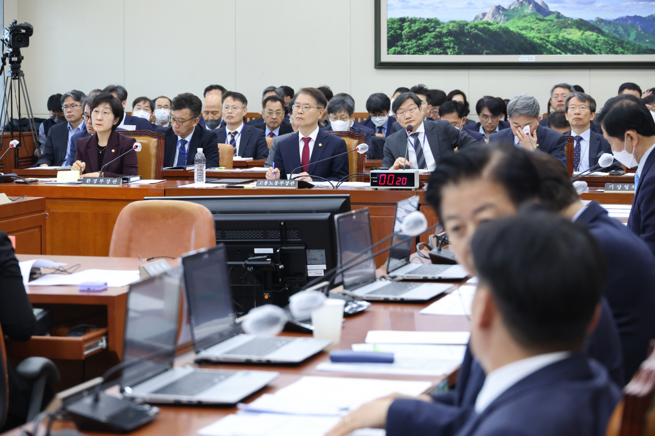 한화진 환경부 장관과 이정식 고용노동부 장관이 21일 오전 국회에서 열린 환경노동위원회 전체회의에 참석하고 있다. [연합]