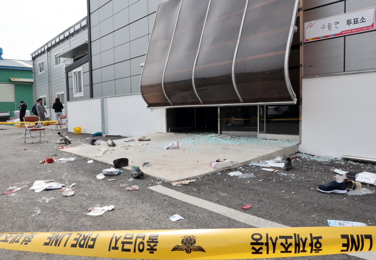지난 8일 오전 10시 30분께 전북 순창군 구림면 한 농협 주차장에서 1t 트럭이 조합장 투표를 기다리던 인파를 들이받아 4명이 숨졌다. 경찰에 따르면 운전자 A(74)씨는 “제동장치를 가속페달로 오인했다”고 진술했다. 사진은 사고 현장. [연합]