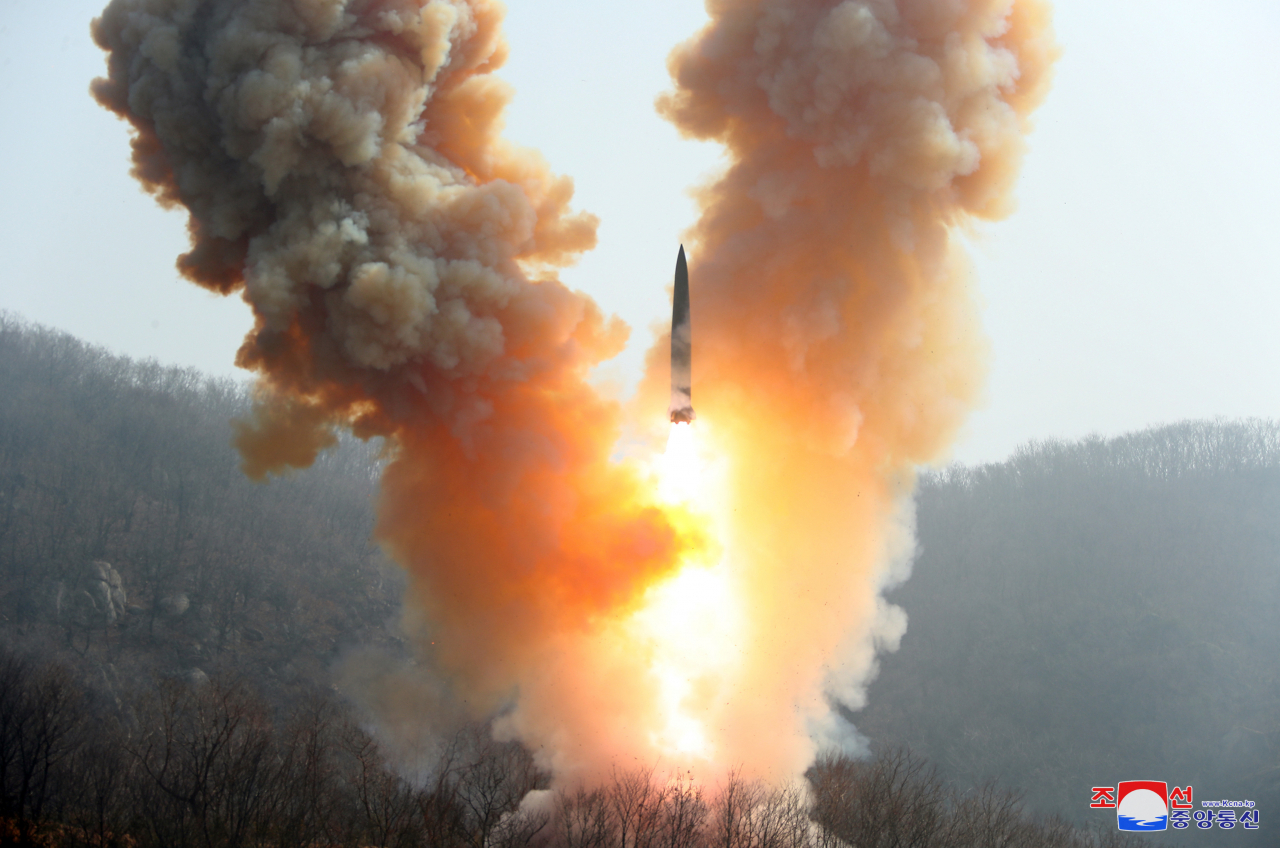 북한은 지난 18&sim;19일 김정은 국무위원장이 딸 '주애'와 함께 참관한 가운데 전술핵운용부대들의 '핵반격 가상 종합전술훈련'을 진행했다고 조선중앙통신이 20일 보도했다. [연합]