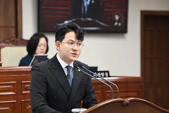 정광현 순천시의원이 20일 자유발언을 통해 순천시 행정을 비판하고 있다. [시의회 제공]