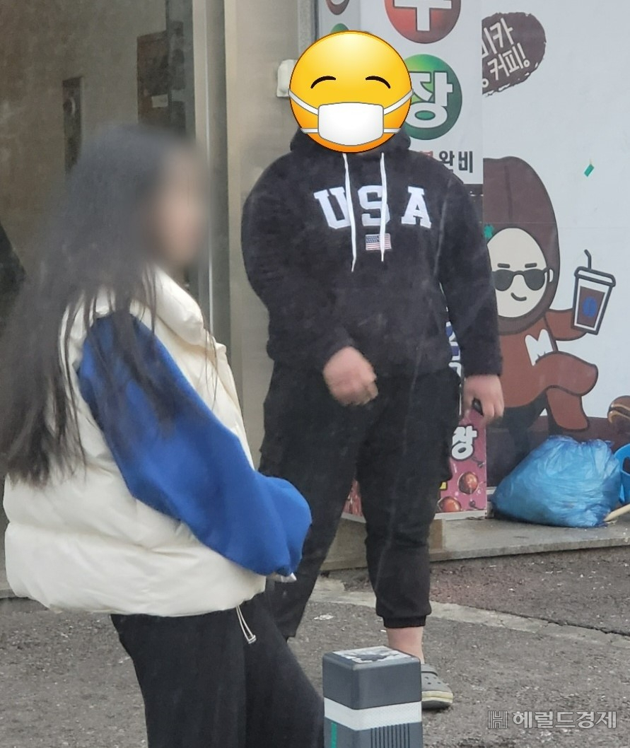 최근 광주시 용봉동 한 주점에서 10대 2명이 술을 주문 한 후 신고를 빌미로 업주에게 20만원을 받아 챙긴 사건이 발생했다. 상인회 커뮤니티에 피해를 방지하는 사진이 올라왔다. [독자제보]