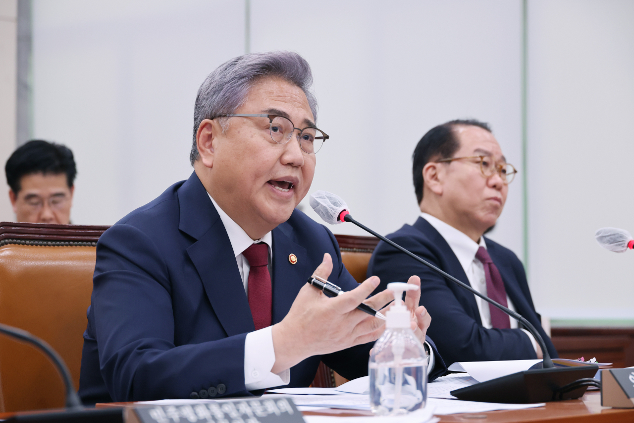 박진 외교부 장관이 21일 오후 국회에서 열린 외교통일위원회 전체회의에서 의원 질의에 답하고 있다. [연합]