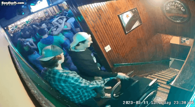 미국 머시허스트대 아이스하키팀 선수 카슨 브리어가 장애인 휠체어를 계단 아래로 밀어 버리는 모습[트위터]