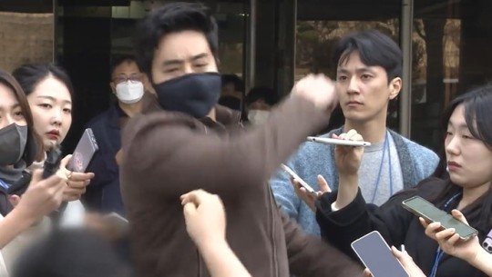 이근 전 대위가 20일 서울중앙지법에서 유튜버 구제역을 폭행하는 모습[JTBC]