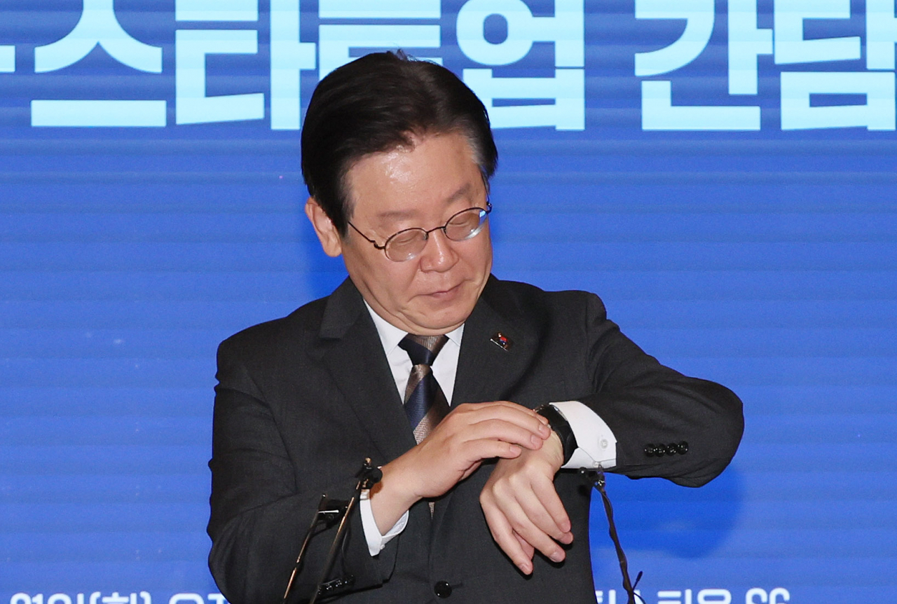 더불어민주당 이재명 대표가 21일 오전 서울 강남구 팁스타운 S6에서 열린 미 SVB 사태 대응 벤처·스타트업 간담회에서 시간을 확인하고 있다. [연합]