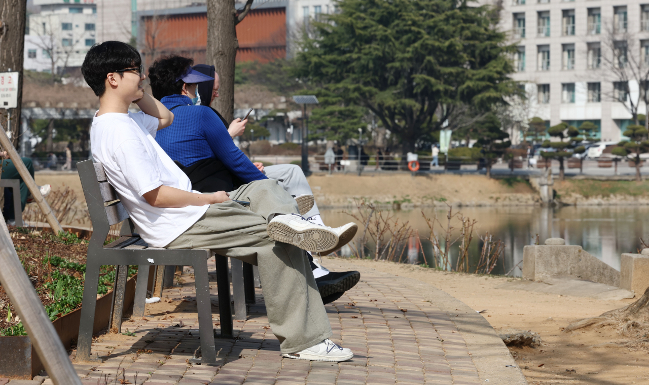 지난 21일 오후 서울 광진구 건국대학교에서 반팔 차림의 한 학생이 의자에 앉아 휴식을 취하고 있다. [연합]