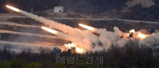국방부는 22일 한미동맹 70주년 기념사업의 일환으로 오는 6월 한미연합군의 첨단전력이 대거 참가하는 역대급 ‘연합 합동화력격멸훈련’을 실시한다고 밝혔다. 지난 2017년 시행된 2017년 통합화력 격멸훈련에서 다연장로켓(MLRS) M270A1의 사격 모습. [헤럴드DB]