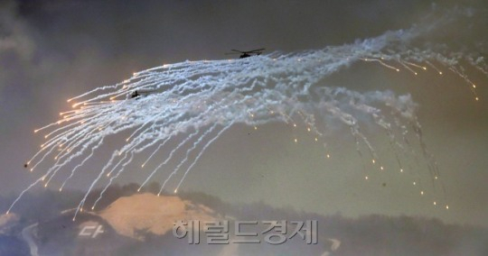 국방부는 22일 한미동맹 70주년 기념사업의 일환으로 오는 6월 한미연합군의 첨단전력이 대거 참가하는 역대급 ‘연합 합동화력격멸훈련’을 실시한다고 밝혔다. 지난 2017년 시행된 ‘통합화력 격멸훈련’에서 수리온 헬기가 적 공격을 교란시키는 플레어를 발사하며 비행하고 있다. [헤럴드DB]