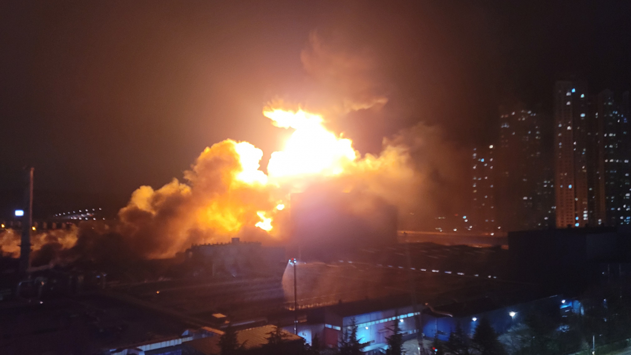 12일 오후 대전 대덕구 한국타이어 공장에서 난 화재로 발생한 연기와 화염이 하늘로 치솟고 있다. 소방당국은 이날 오후 10시 34분을 기해 대응 2단계를 발령, 현재 화재 진압 중이다. [연합]