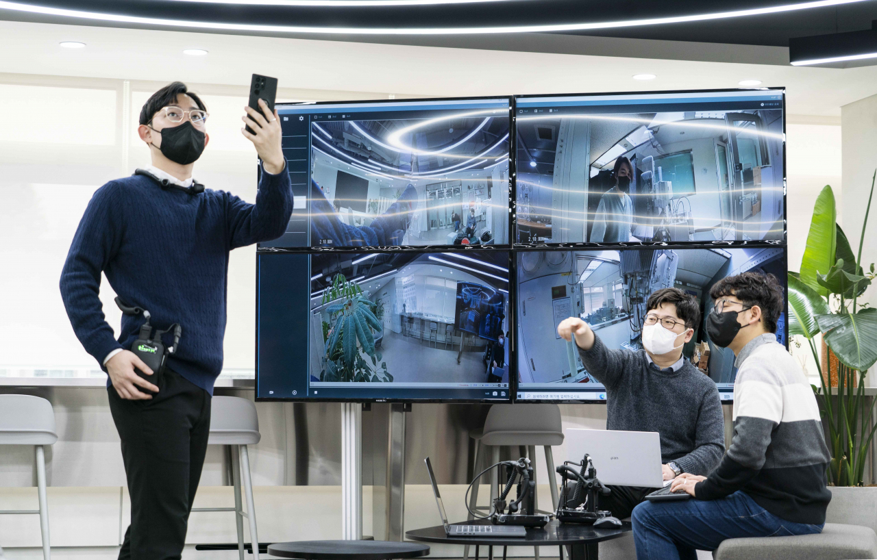 SK텔레콤 직원들이 분당 사옥 내에 5G오픈랜 인빌딩(실내) 실증망을 구축하고 시험하고 있다. [SK텔레콤 제공]