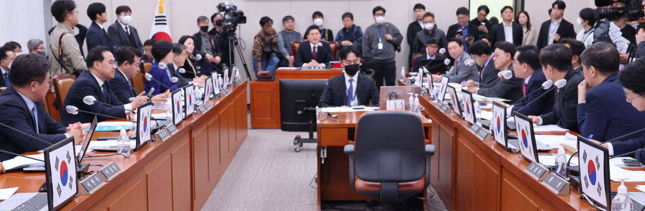 21일 오후 국회에서 열린 외교통일위원회 전체회의에서 여야 의원들 노트북에 태극기가 붙어있다. [연합]
