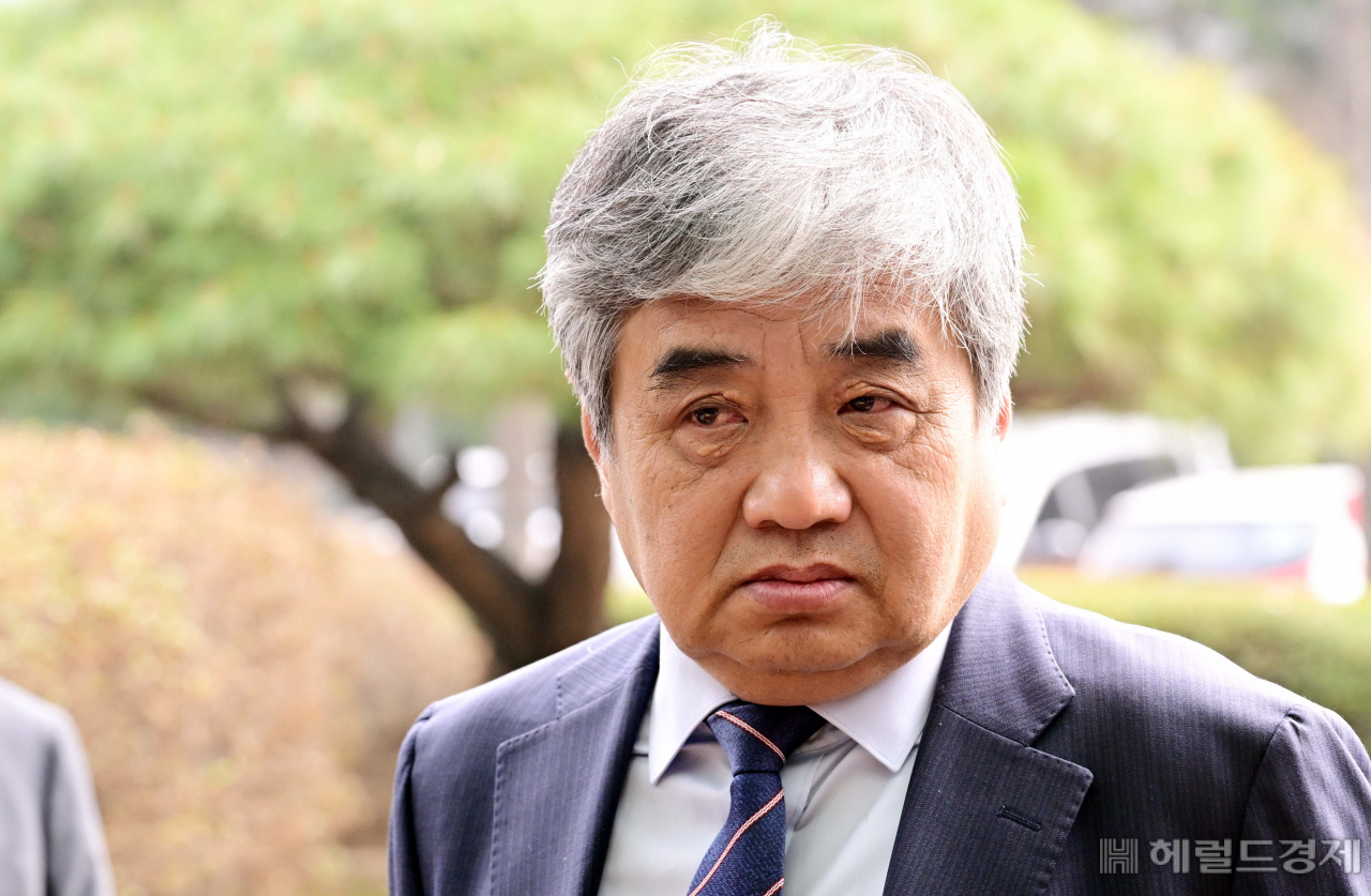 한상혁 방송통신위원장이 지난달 22일 오전 서울시 도봉구 서울북부지검에 출석해 기자들의 질문에 답변을 하고 있다. 한 위원장은 종합편성채널 TV조선의 재승인 심사 점수를 낮게 책정하도록 하는 등 심사 과정에 부당하게 개입한 혐의 등을 받고 있다. 이상섭 기자