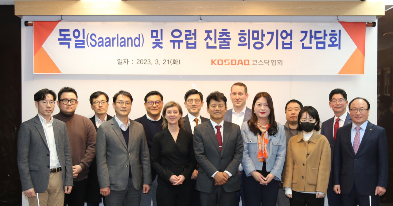 오흥식 코스닥협회 회장이 21일 독일 및 유럽 진출 희망기업 간담회에서 기념사진을 촬영하고 있다. [코스닥협회 제공]