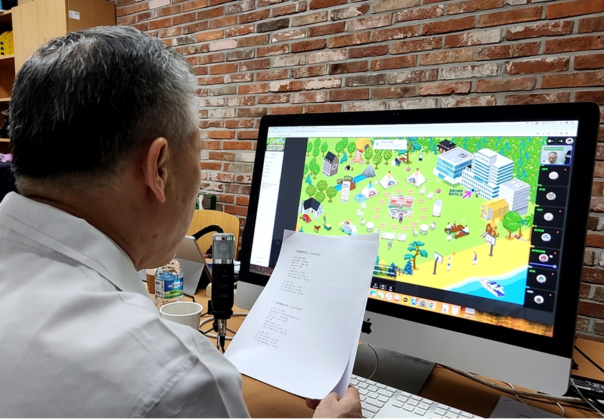 경희의료원 의료진이 메타버스 온라인 건강상담을 진행하고있다.