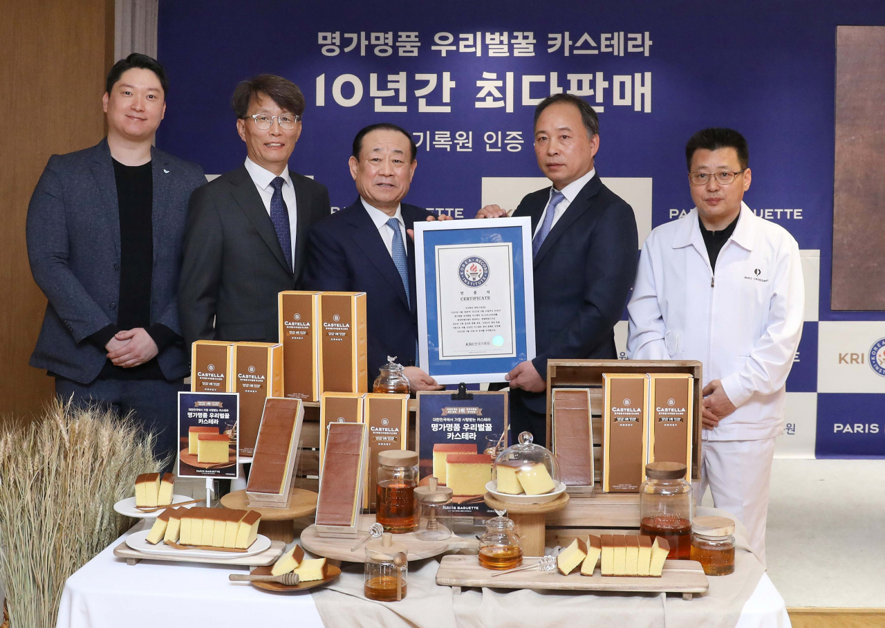 21일 서울 양재동 SPC그룹 사옥에서 진행된 파리바게뜨 ‘명가명품 우리벌꿀 카스테라’의 KRI한국기록원 인증식을 진행했다. 황재복 파리크라상 대표이사(왼쪽에서 세번째)와 서강옥 한국기록원 심판관(왼쪽에서 두번째) [파리바게뜨 제공]