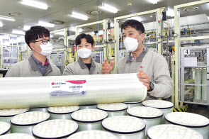 LG화학 직원들이 테스트를 마친 수처리 필터를 살펴보고 있다. [LG화학 제공]