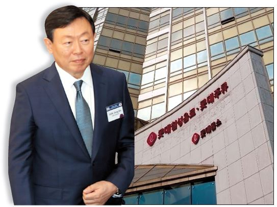 신동빈 롯데그룹 회장이 3년 만에 롯데칠성음료 사내이사로 복귀했다. 책임경영을 통해 롯데칠성음료가 추진 중인 신사업에 힘을 줄 것이라는 관측이 나온다. 신 회장의 모습과 롯데칠성음료 사옥. [연합·롯데칠성음료 제공]