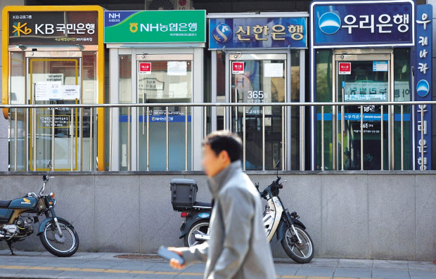 은행권 대출금리가 내리고 있는 가운데 정작 내려간 금리만큼 대출 문턱은 더 높아진 것으로 나타났다. 주요 시중은행에서 신용대출을 받은 고객의 평균 신용점수는 공시 이후 최고 수준을 기록한 상태다. [연합]