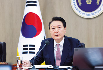 윤석열 대통령이 21일 서울 용산 대통령실 청사에서 열린 국무회의에서 한일관계 정상화 등에 대해 발언하고 있다. [연합]