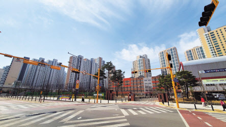 300조원 규모의 ‘첨단 시스템반도체 클러스터’ 단지가 조성될 예정인 경기도 용인시 처인구 남사읍 e편한세상용인한숲시티. 서영상 기자