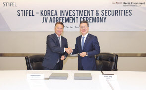 지난해 정일문(오른쪽) 한국투자증권 사장이 론 크루셥스키 스피털 회장과 합작사 설립을 위한 계약 체결 후 기념사진을 찍고 있다. [한국투자증권 제공]