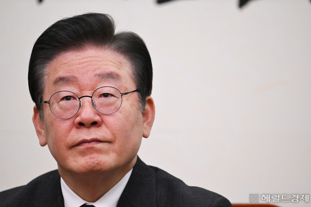이재명 더불어민주당 대표가 22일 서울 영등포구 여의도 국회에서 열린 최고위원회의에 참석하고 있는 가운데 굳은 표정을 짓고 있다. 이 대표는 과거 성남시장 시절 대장동 개발에 참여한 민간업자들에게 유리한 사업 구조를 승인해 성남도시개발공사에 4895억원의 손해를 끼친 혐의를 받고 있다. 임세준 기자