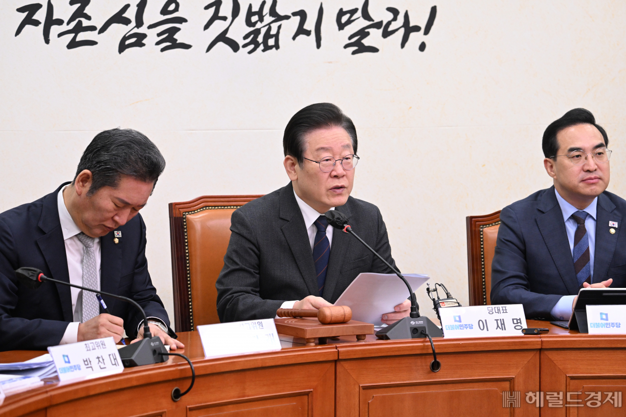 이재명 더불어민주당 대표가 22일 서울 영등포구 여의도 국회에서 열린 최고위원회의에 참석해 발언하고 있다. 임세준 기자