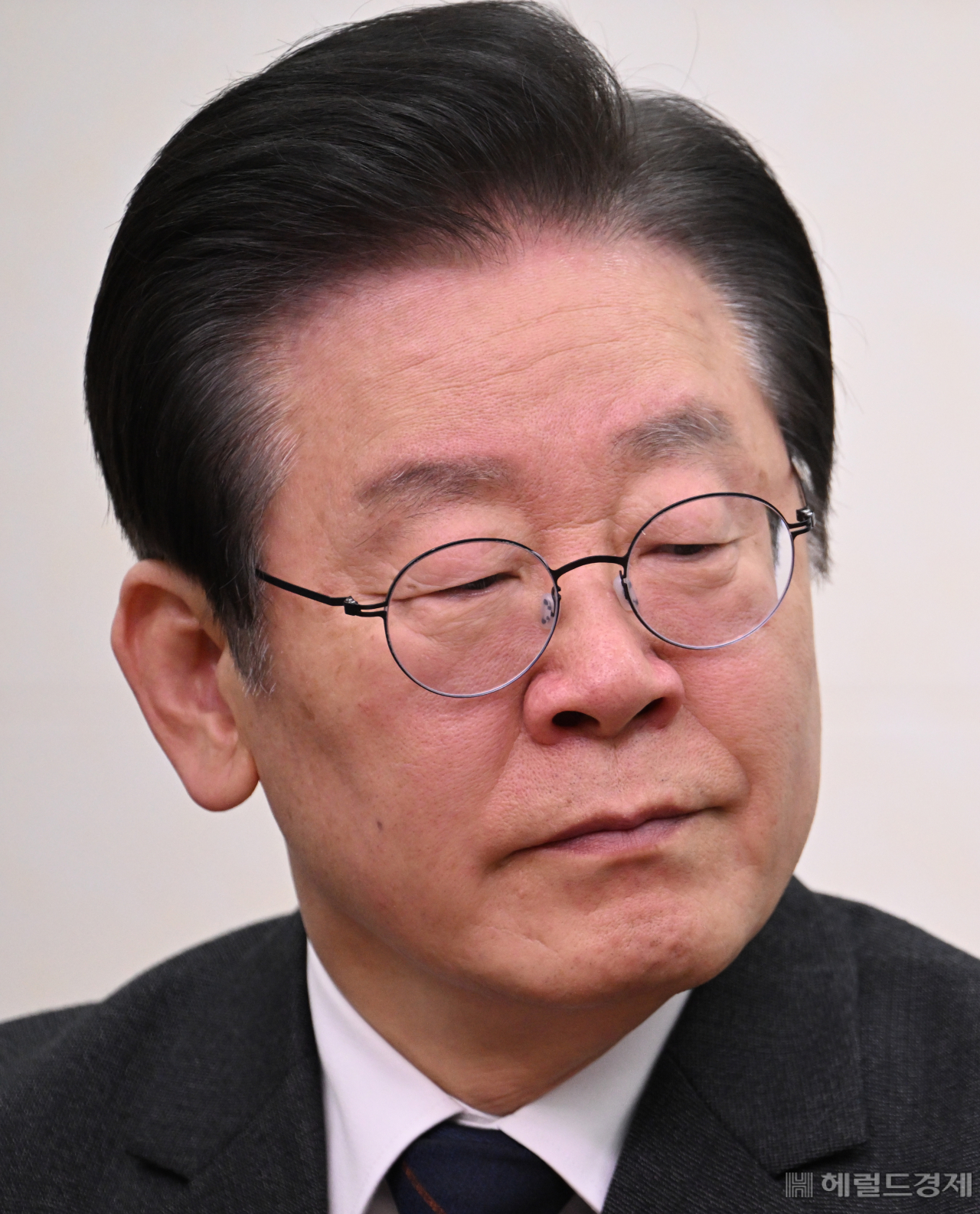 이재명 더불어민주당 대표가 22일 서울 영등포구 여의도 국회에서 열린 최고위원회의에 참석하고 있는 가운데 굳은 표정을 짓고 있다. 임세준 기자