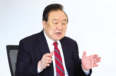정대철 더불어민주당 상임고문이 지난달 23일 서울 용산구 헤럴드스퀘어 회의실에서 인터뷰를 하고 있다. 이상섭 기자