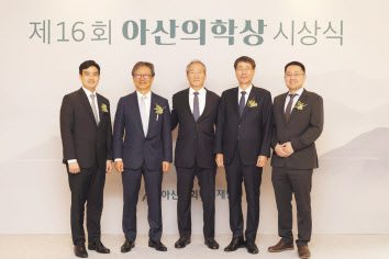 젊은의학자부문 박세훈(왼쪽부터) 서울대학교병원 신장내과 교수, 임상의학부문 강윤구 서울아산병원 종양내과 교수, 정몽준 아산재단 이사장, 기초의학부문 전장수 광주과학기술원 생명과학부 교수, 젊은의학자부문 정충원 서울대학교 생명과학부 교수